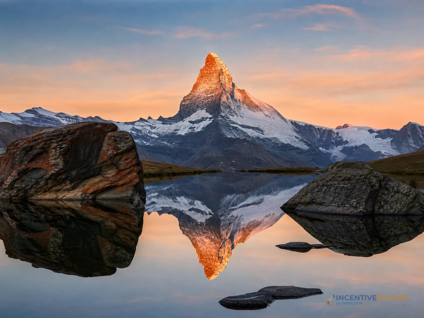 ยอดเขา Matterhorn และหมู่บ้าน Zermatt สำหรับอธิบายการเปลี่ยนพาหนะที่ Täsch