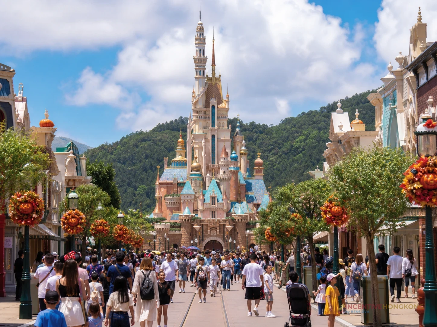 ภาพปราสาท Hong Kong Disneyland ประกอบการวางแผนวันใช้ตั๋วกรุ๊ปบริษัท