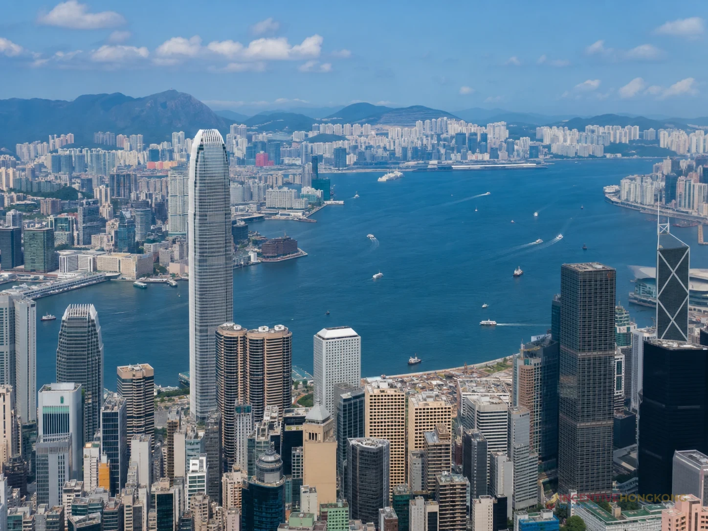 ภาพวิว Victoria Harbour กลางวันประกอบการตัดสินใจอัปเกรดห้อง Harbour View