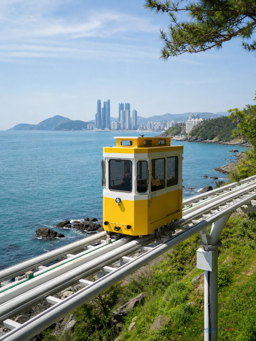 Busan Sky Capsule สีสันบนรางริมทะเลสำหรับอธิบายการแบ่งกลุ่มไม่เกิน 4 คน