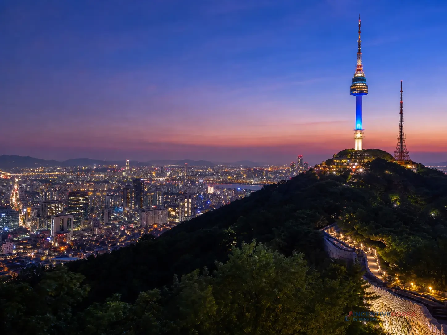N Seoul Tower และวิวเมืองโซลยามค่ำสำหรับวางรอบชมวิวของกรุ๊ปบริษัท