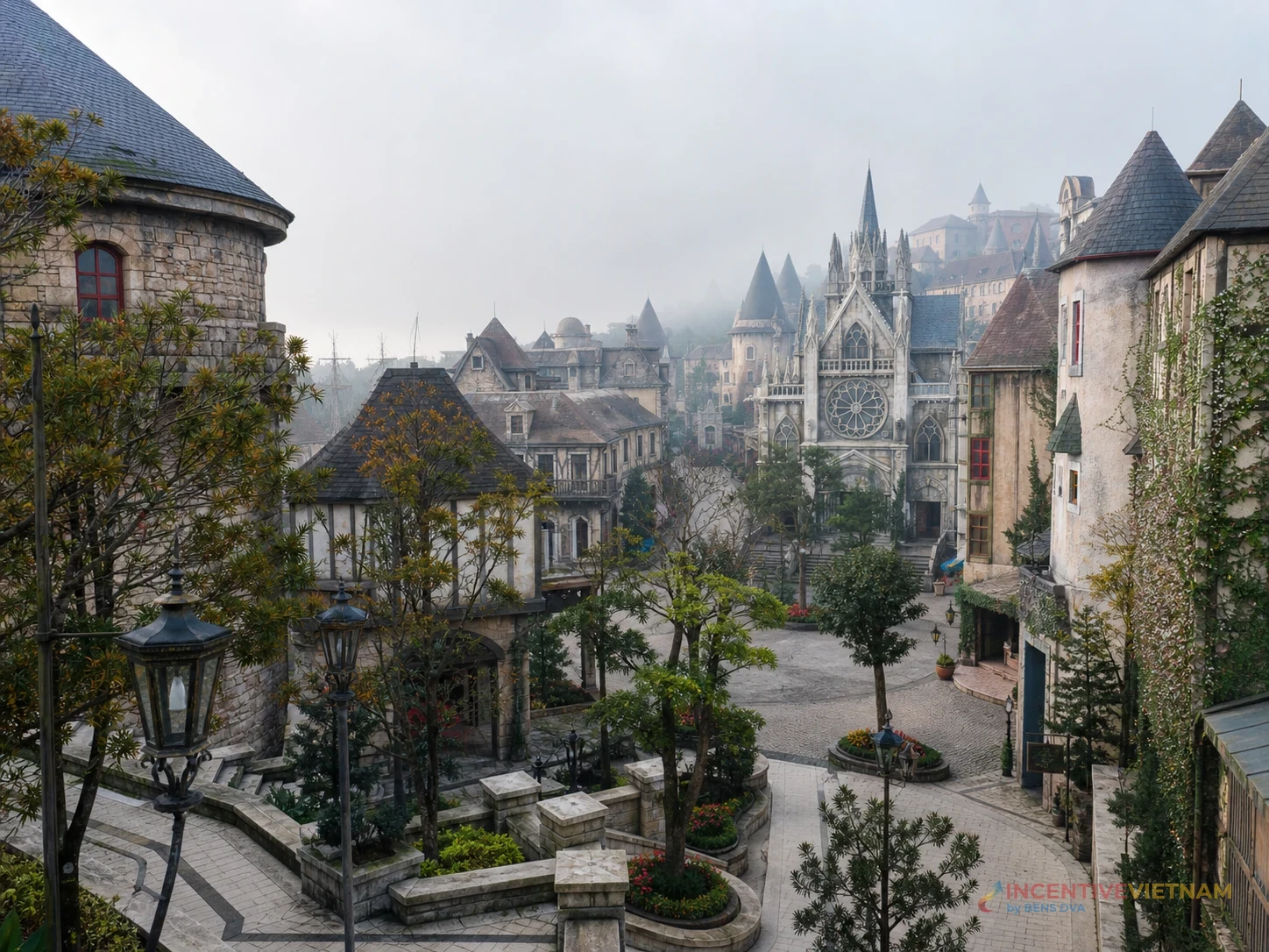ภาพบรรยากาศมุมมองภูเขาและสถาปัตยกรรมบนบานาฮิลล์สำหรับใช้เป็น add-on ของทริปองค์กร