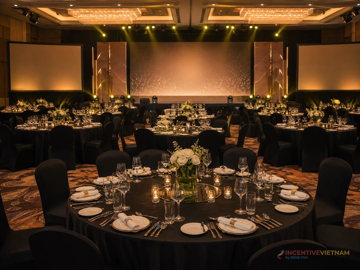 ห้องจัดเลี้ยงแบบโต๊ะกลมสำหรับวางแผนช่วงเปลี่ยนจากงานประชุมเป็น gala dinner