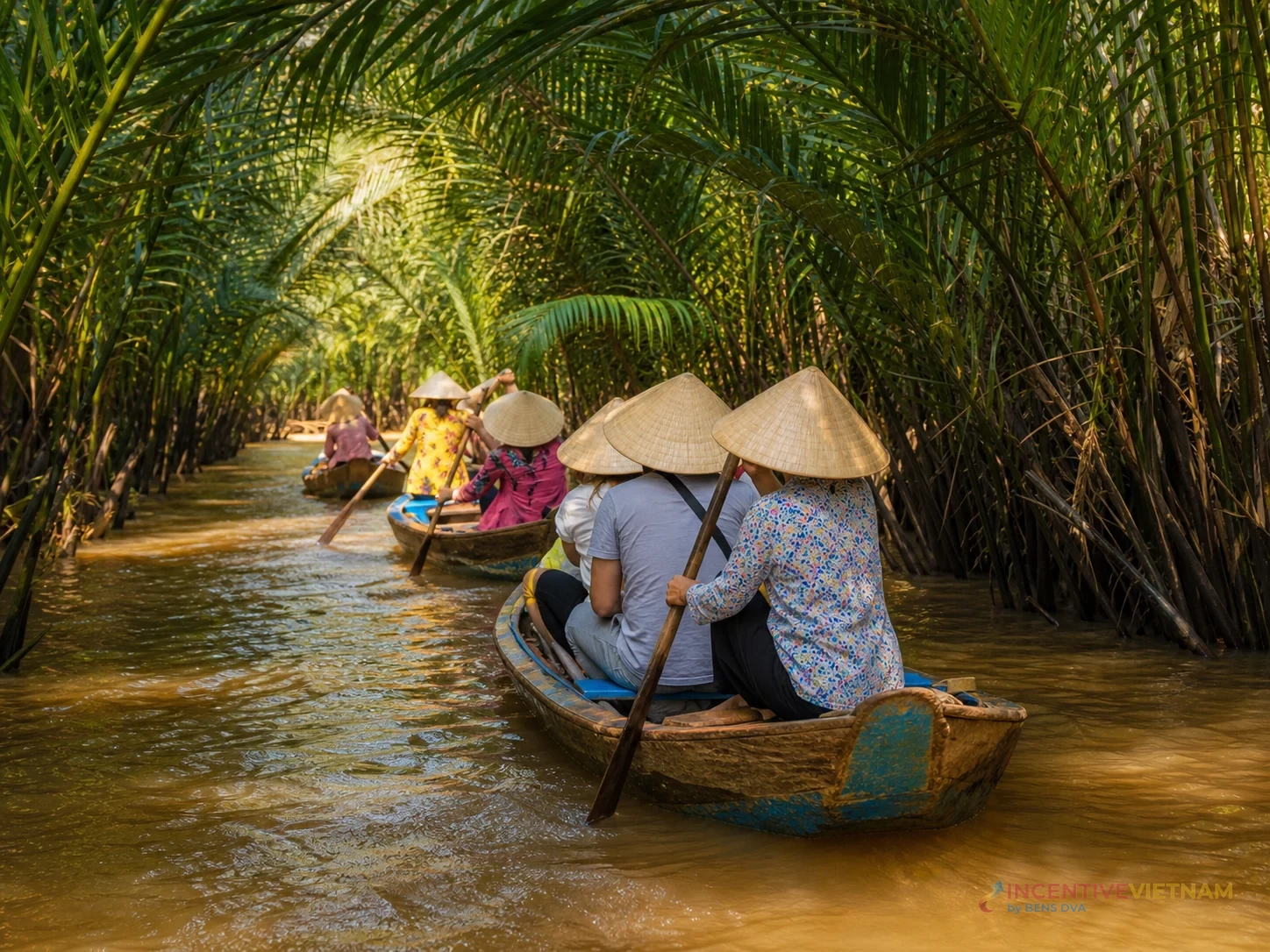 กรุ๊ปนักท่องเที่ยวล่องเรือ sampan ในคลองมะพร้าวสามเหลี่ยมปากแม่น้ำโขง