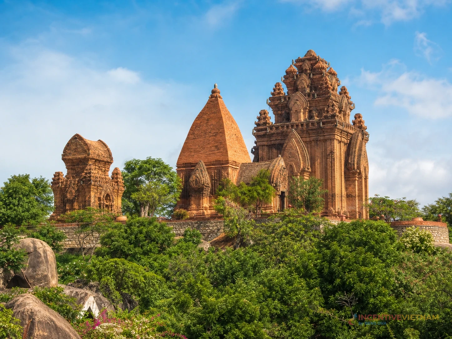 บรรยากาศญาจางที่สื่อถึงทริปชายทะเลแบบ active และมีมุมวัฒนธรรมในเมือง
